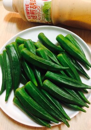 秋葵佐胡麻醬 的食譜成品照片