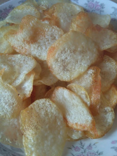 A picture of Crisps/potato chips.