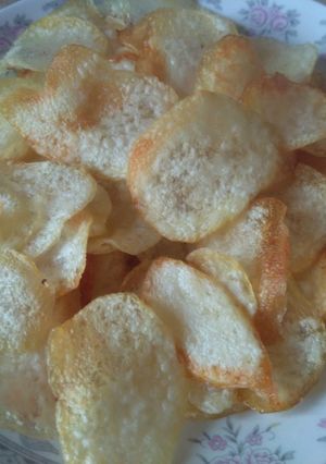 A picture of Crisps/potato chips.