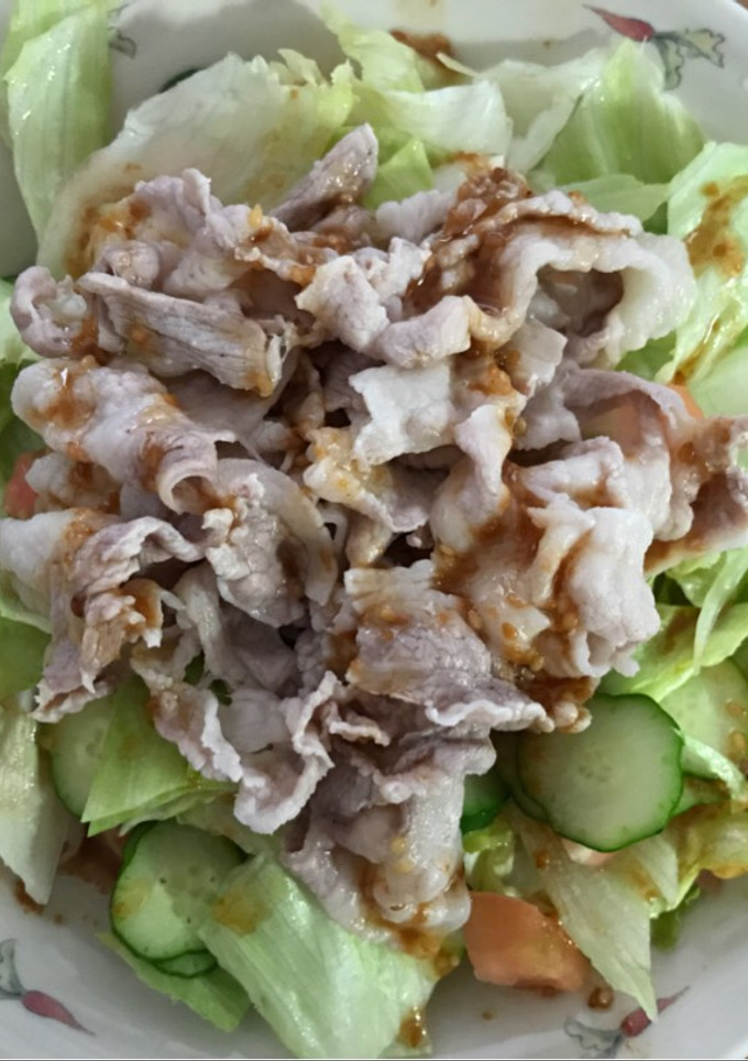 Una foto de Ensalada con cerdo frío