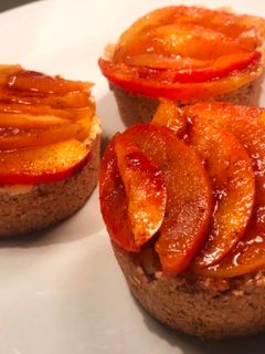 Una foto de Canastitas de manzana caramelizada, crema pastelera y avena. Postre light. Sin azúcar saludable