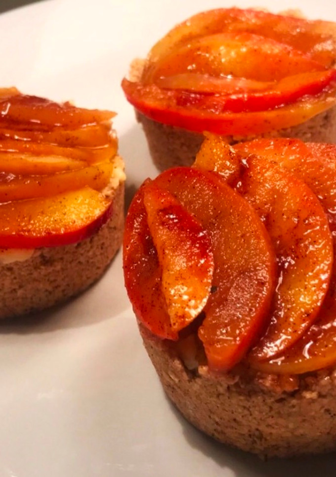 Una foto de Canastitas de manzana caramelizada, crema pastelera y avena. Postre light. Sin azúcar saludable