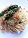 Spaghetti con crema di asparagi, speck e anacardi