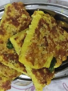 હાંડવો (Handvo Recipe In Gujarati) રેસીપી મુખ્ય ફોટો