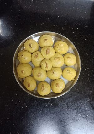 મગસ ના લાડુ (  magas na ladoo recipes in Gujarati) રેસીપી મુખ્ય ફોટો
