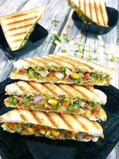વેજ. ચીઝ ગ્રીલ સેન્ડવીચ (Veg. Cheese grill Sandwich recipe Gujarati) રેસીપી મુખ્ય ફોટો