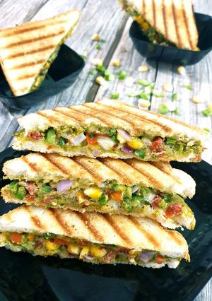 વેજ. ચીઝ ગ્રીલ સેન્ડવીચ (Veg. Cheese grill Sandwich recipe Gujarati) રેસીપી મુખ્ય ફોટો