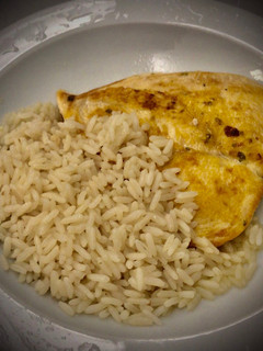 Una foto de Pechuga al ajillo con arroz basmati