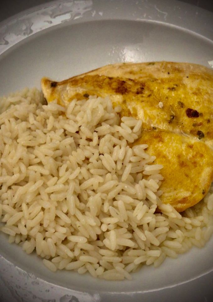 Una foto de Pechuga al ajillo con arroz basmati