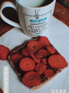 Una foto de Rebanada de chocolate, fruta y miel Desayuno/ merienda