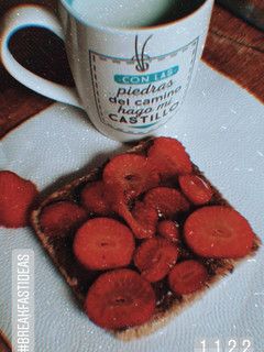 Una foto de Rebanada de chocolate, fruta y miel Desayuno/ merienda