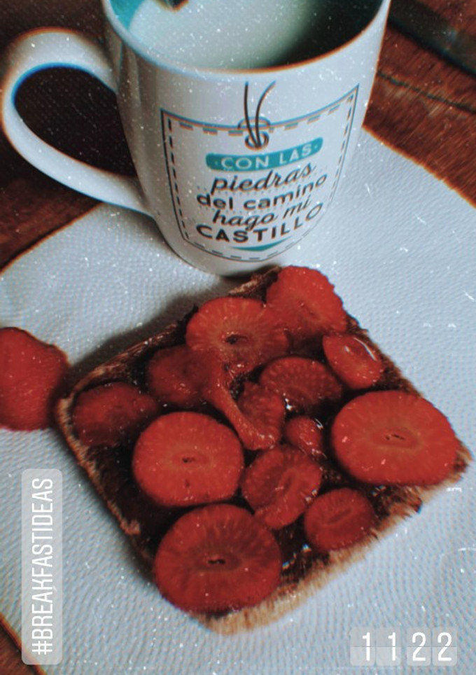 Una foto de Rebanada de chocolate, fruta y miel Desayuno/ merienda