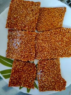 તલ ચીક્કી (Tal Chikki Recipe in Gujarati) રેસીપી મુખ્ય ફોટો