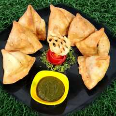 मटर के समोसे (स्ट्रीट स्टाइल) (Matar ke samose recipe in hindi)-レシピのメイン写真