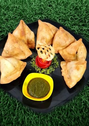 मटर के समोसे (स्ट्रीट स्टाइल) (Matar ke samose recipe in hindi) रेसिपी मुख्य फोटो