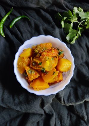 কুমড়ো গাজরের ডালনা (Kumro Gajorer dalna recipe in Bengali) রেসিপির প্রধান ছবি