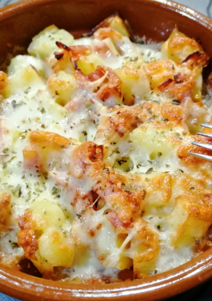 Una foto de Patatas con bacon y mozzarella