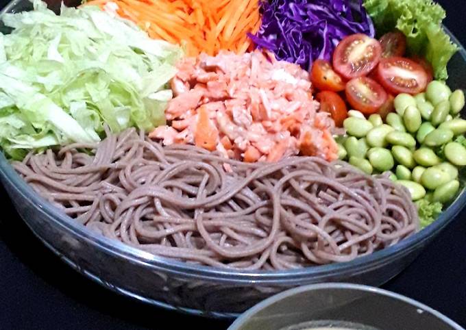 Cara Gampang Membuat Japanese Salad with Salmon &amp; Soba, Menggugah Selera