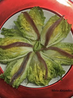 Una foto de Cogollos de lechuga con anchoa