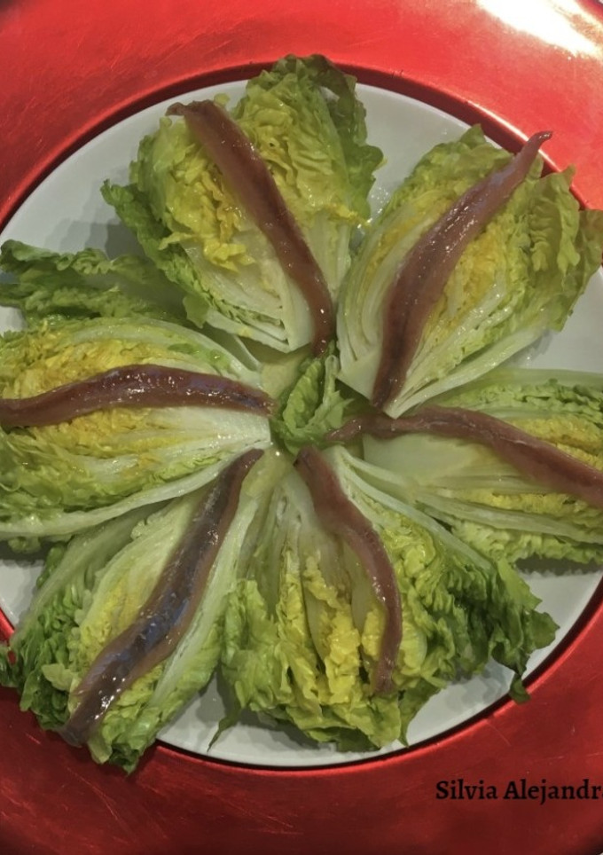 Una foto de Cogollos de lechuga con anchoa