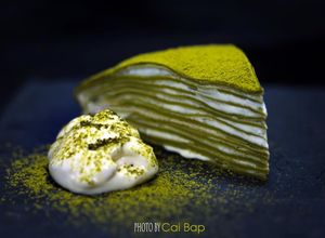 Hình của món Matcha Mille Crepe Cake/ Bánh Crepe Trà xanh.
