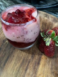 स्ट्रोबेरी चिया सीड पार्फ़े (Strawberry chia seed parfait recipe in Hindi) रेसिपी मुख्य फोटो