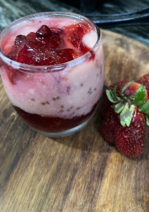 स्ट्रोबेरी चिया सीड पार्फ़े (Strawberry chia seed parfait recipe in Hindi) रेसिपी मुख्य फोटो