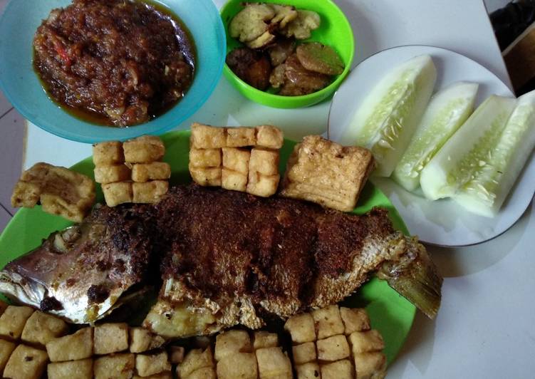 Ikan goreng ketumbar sambal bawang (paket komplit)