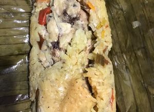 Una foto de Tamales de arroz y masa con cerdo y pollo