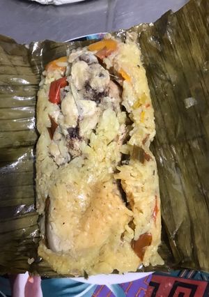 Una foto de Tamales de arroz y masa con cerdo y pollo