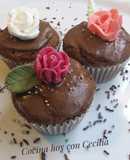 Cupcakes de chocolate rellenos con mermelada de fresa