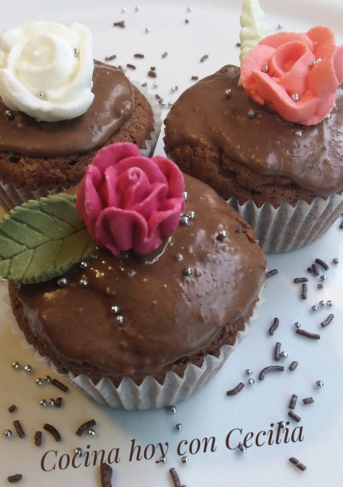 Una foto de Cupcakes de chocolate rellenos con mermelada de fresa