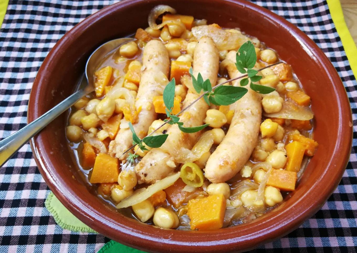 Guiso de garbanzos con salchichas de pollo y calabaza