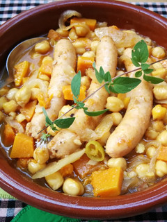 Una foto de Guiso de garbanzos con salchichas de pollo y calabaza