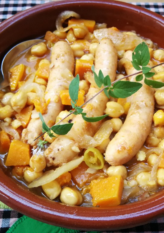 Una foto de Guiso de garbanzos con salchichas de pollo y calabaza