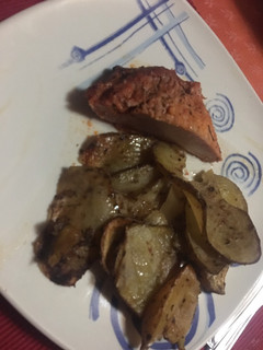 Una foto de Plateada y papas al horno