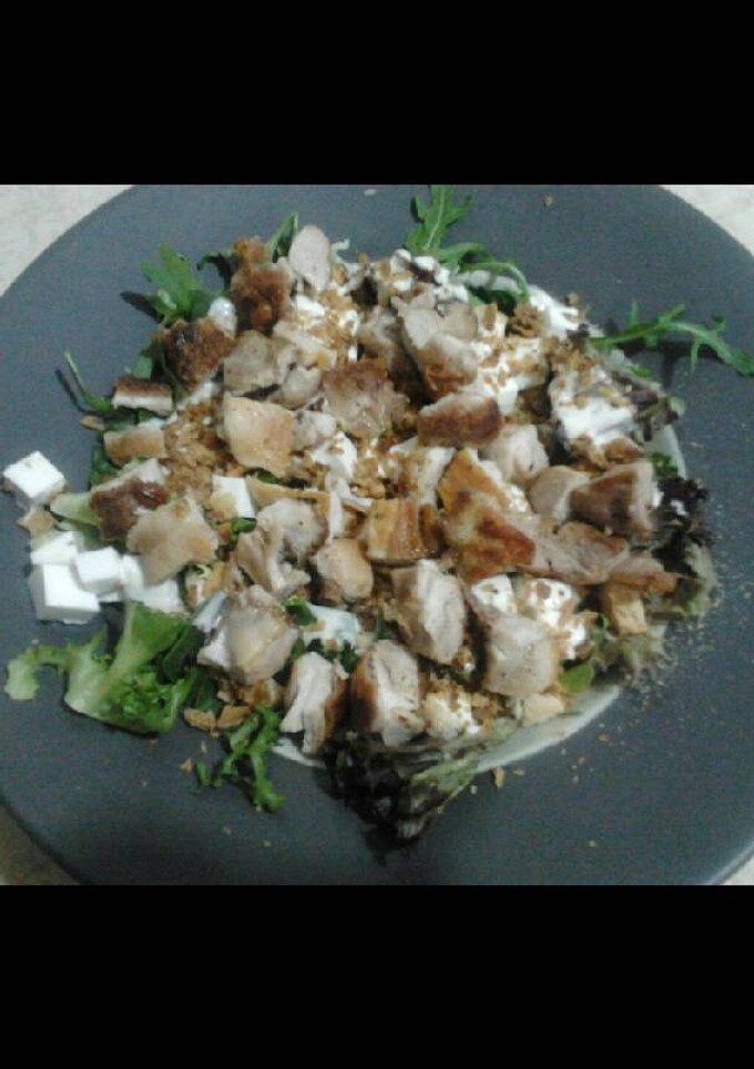 Una foto de Ensalada de brotes tiernos y contramuslo a la plancha