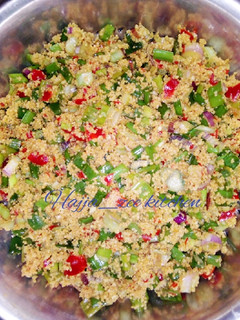 Dambun couscous me ganyen albasa ainihin hoton girkin