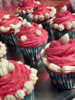 Una foto de Cupcakes de leche merengada con decorado navideño 🎄🎄