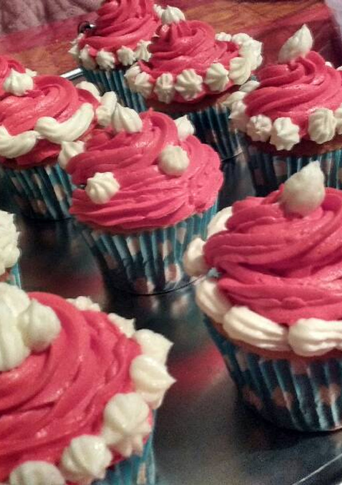Una foto de Cupcakes de leche merengada con decorado navideño 🎄🎄