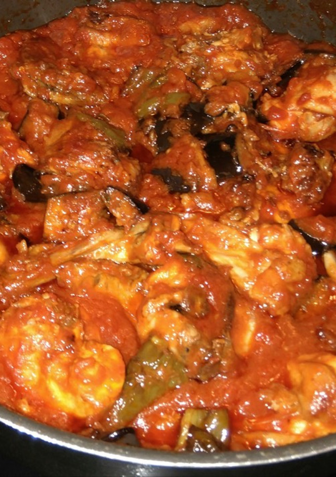 Una foto de Conejo con tomate, pimiento y berenjena