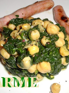 Una foto de Espinacas con garbanzos y salchichas