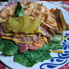 Una foto de Chaffle BLT Keto