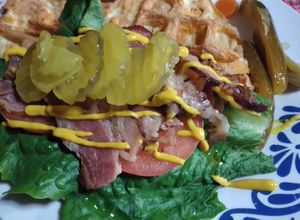 Una foto de Chaffle BLT Keto