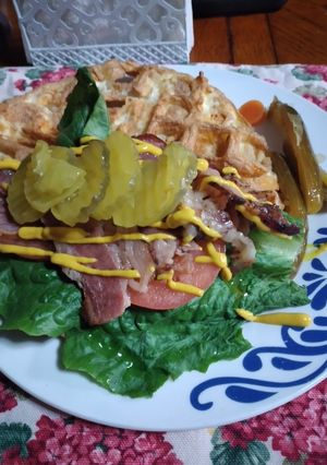 Una foto de Chaffle BLT Keto