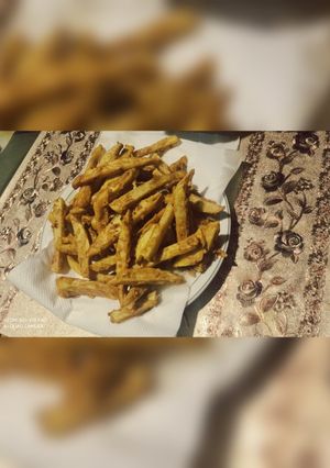 A picture of Fried potatoes wedges.