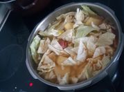 Una foto de repollo guisado con patatas