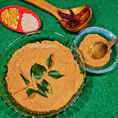 A picture of Idli Dosa Kara Podi with Chana Daal.