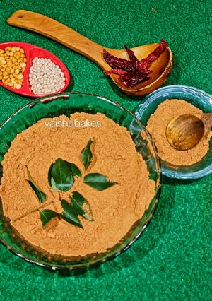 A picture of Idli Dosa Kara Podi with Chana Daal.