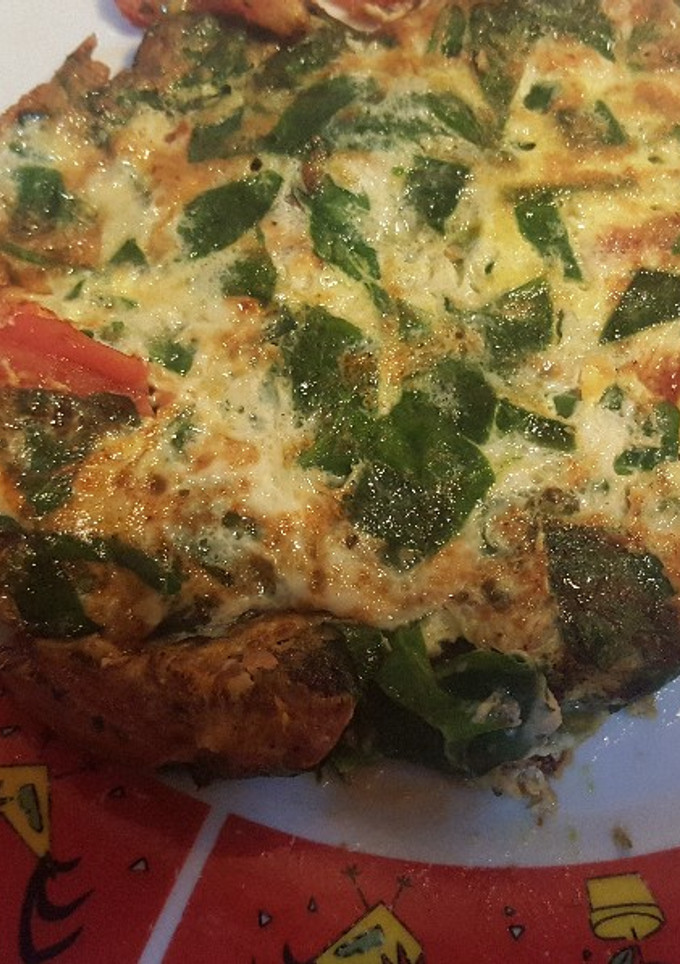 Una foto de Tortilla de huevo con espinacas y tómate